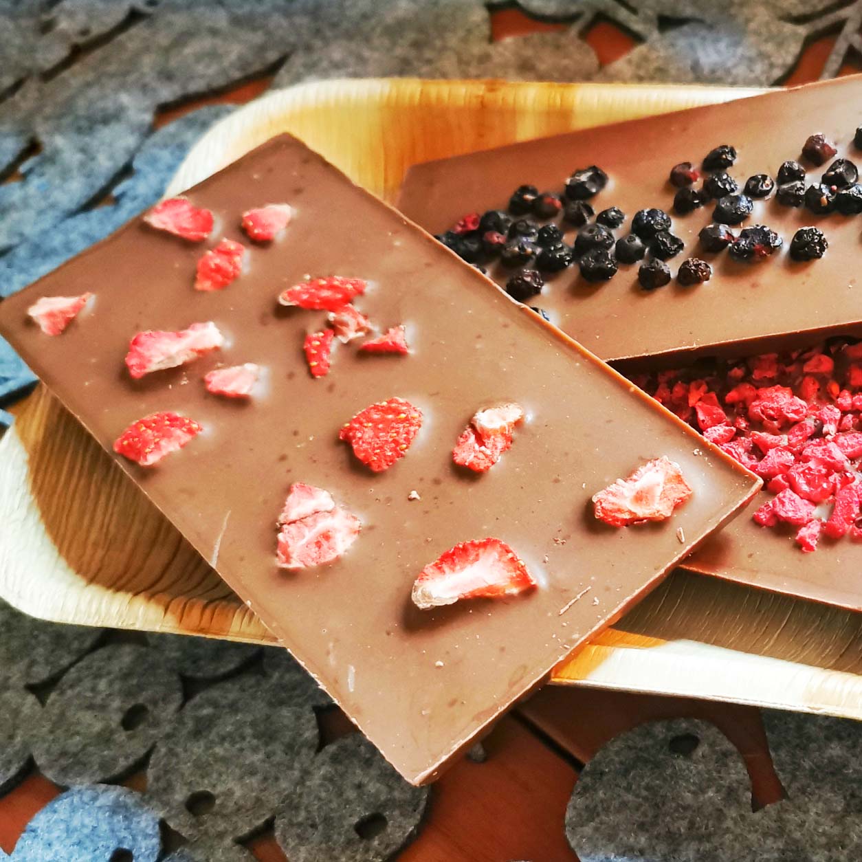 Vierulan Lahjapussi suklaalla ja kuivatuilla marjoilla